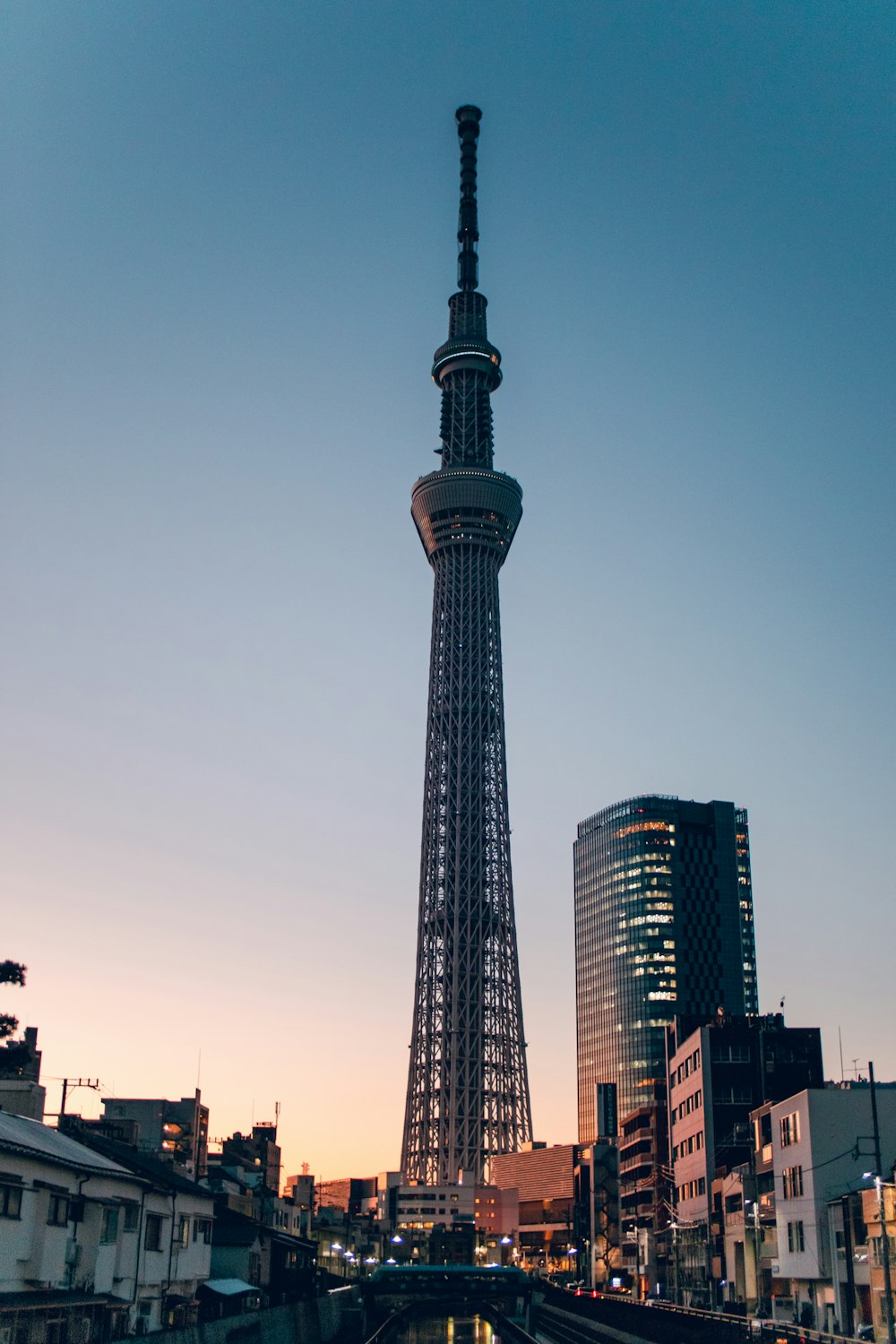 torre preta e branca sob o céu azul durante o dia