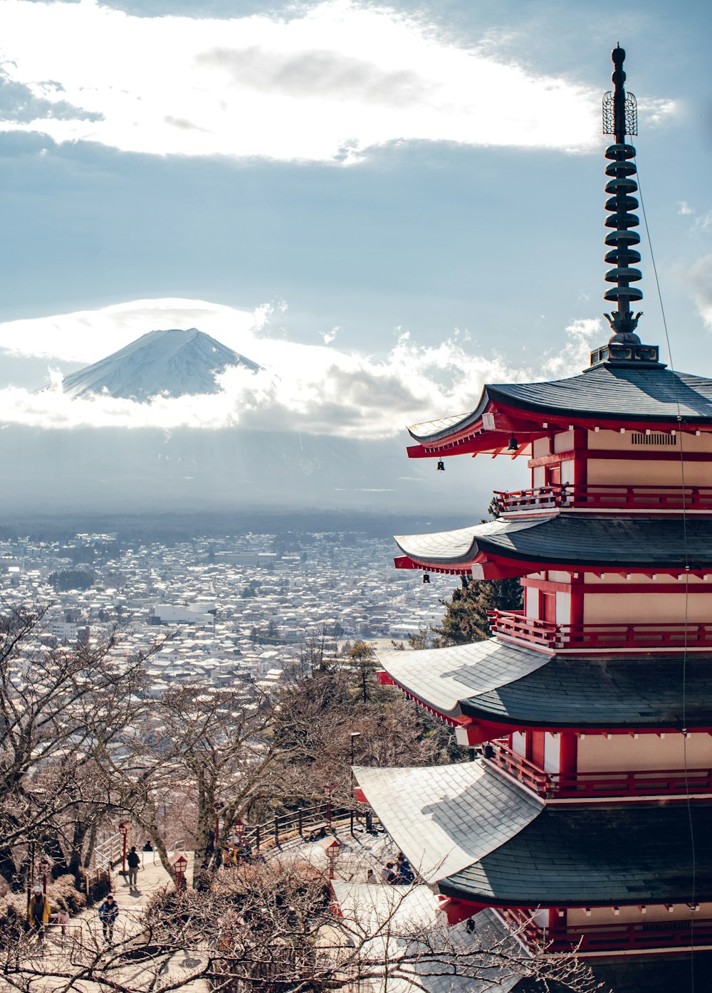 昼間の水域近くの赤と白のパゴダ寺院