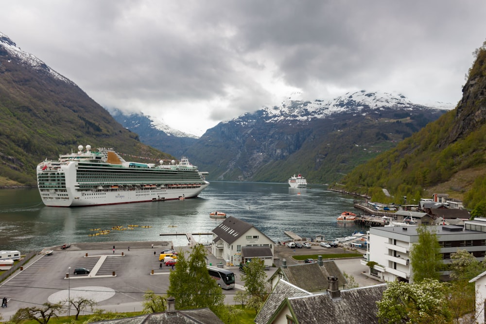 Weißes Kreuzfahrtschiff tagsüber am Dock