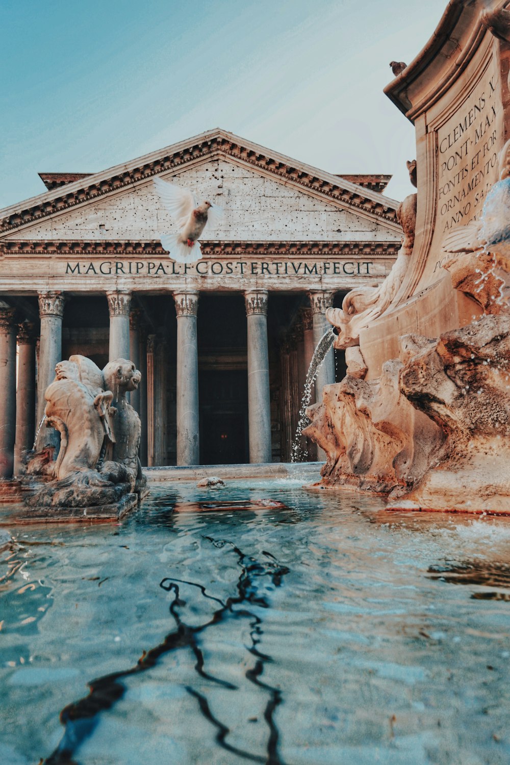 edificio in cemento bianco con fontana d'acqua