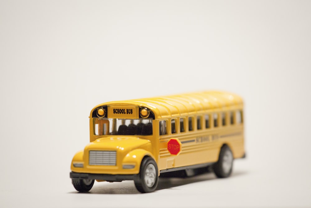 Gelber Schulbus auf weißem Grund