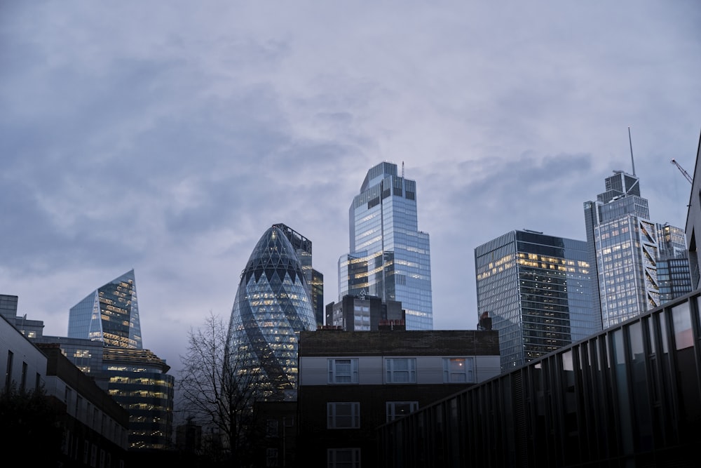 Edificios de gran altura bajo el cielo gris