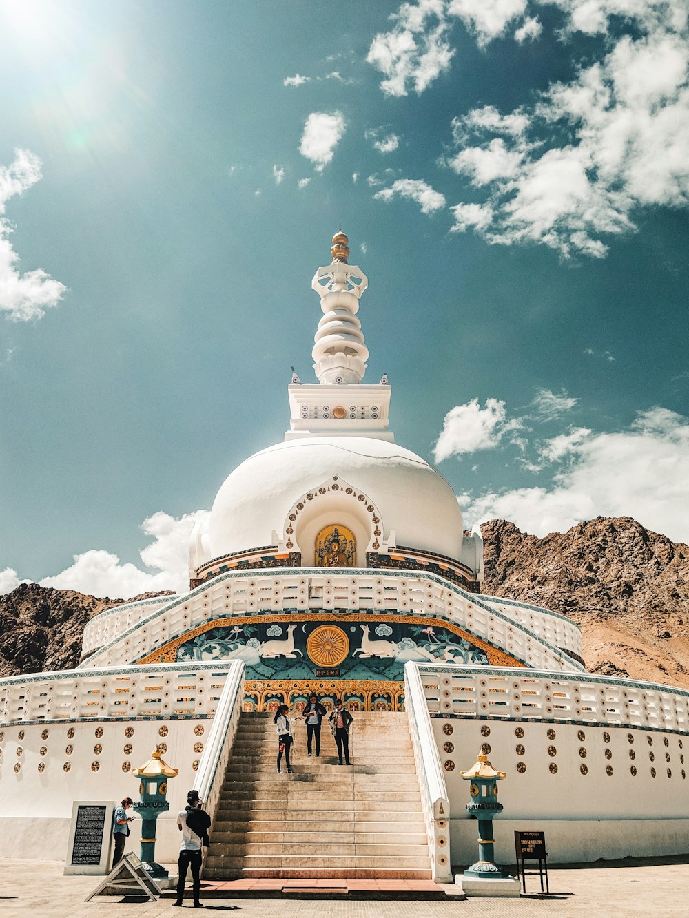 templo branco e dourado sob o céu azul