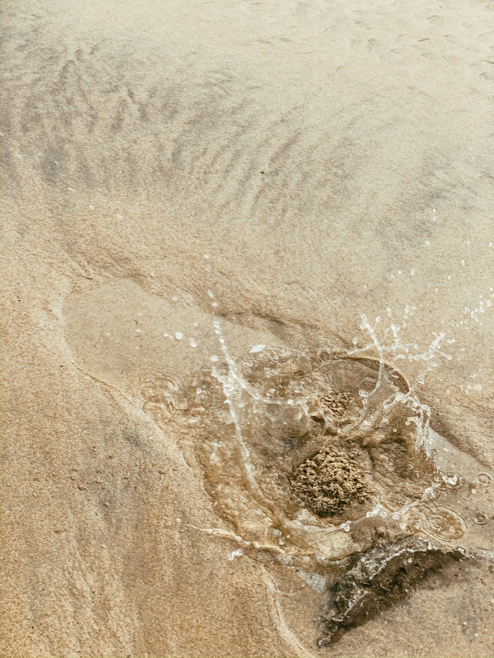 brauner Sand mit Wasser tagsüber