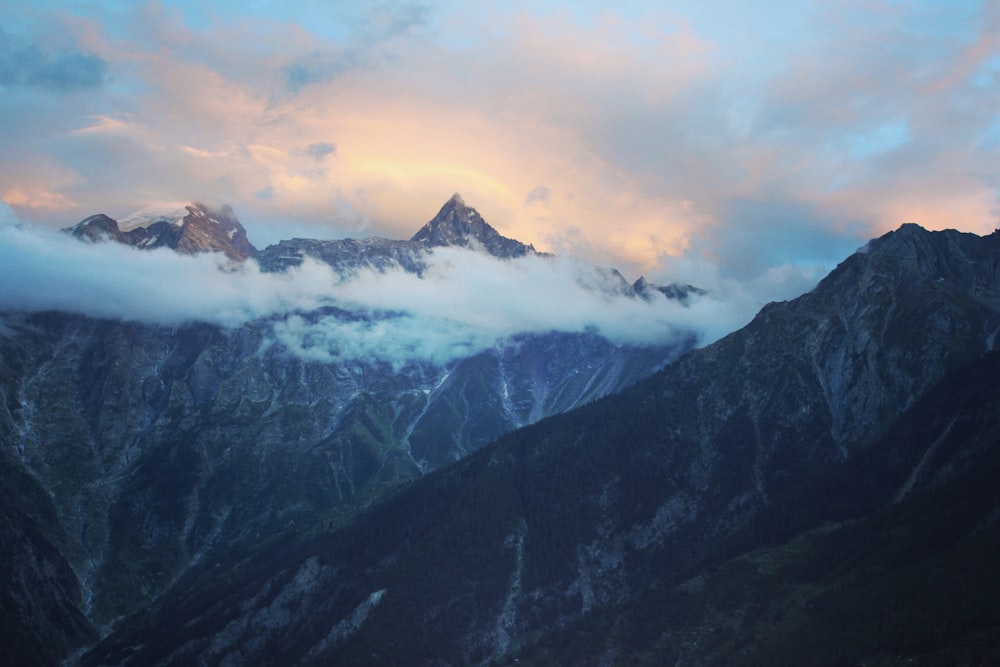 montañas blancas y negras bajo nubes blancas