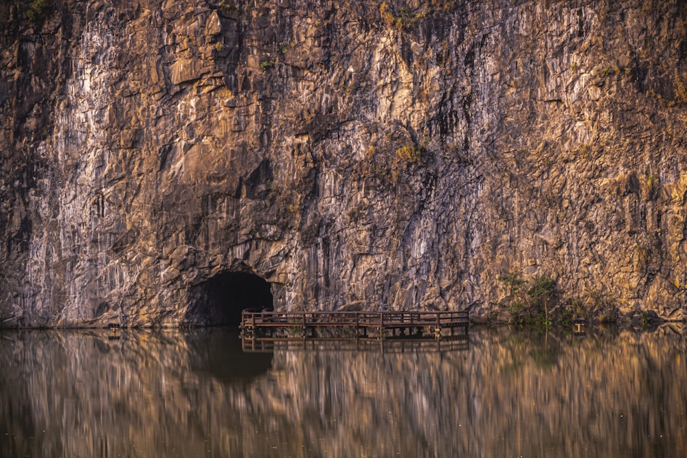 Pontile di legno marrone sul lago durante il giorno