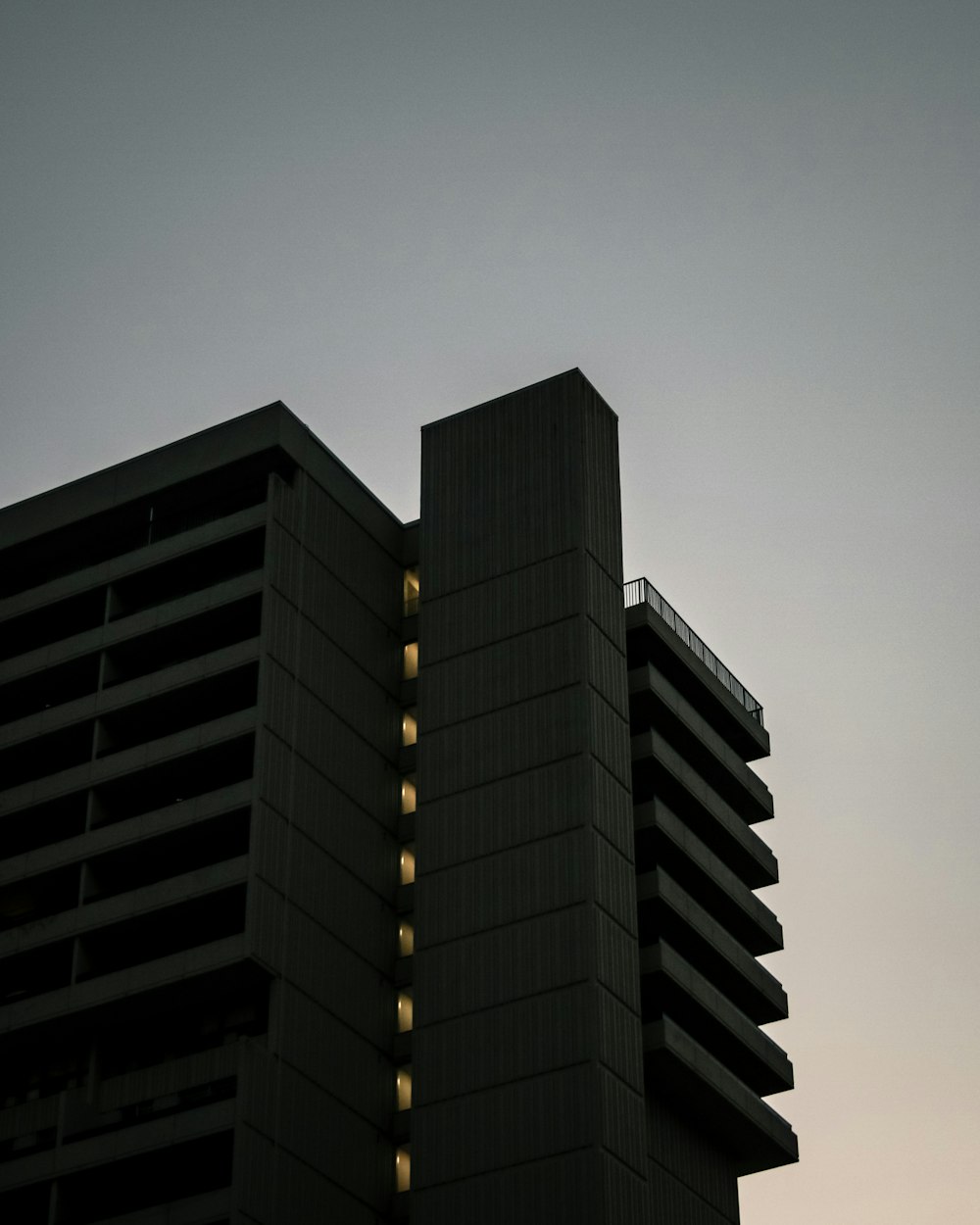 edificio in cemento nero durante la notte