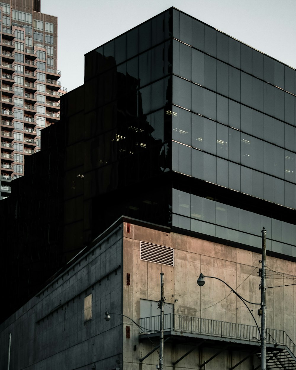 갈색과 검은 색 콘크리트 건물