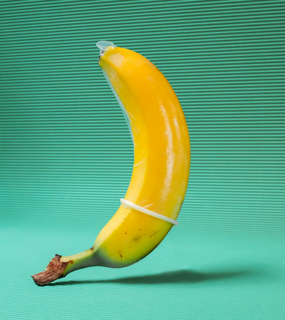 fruta amarela da banana no têxtil verde