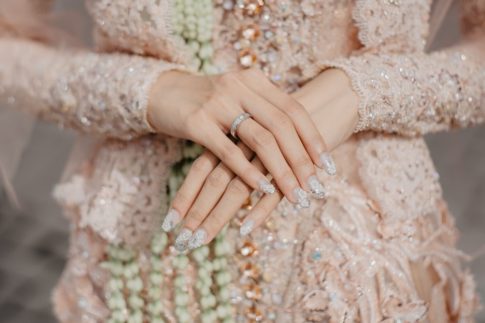 mujer con vestido de encaje blanco con anillo de oro