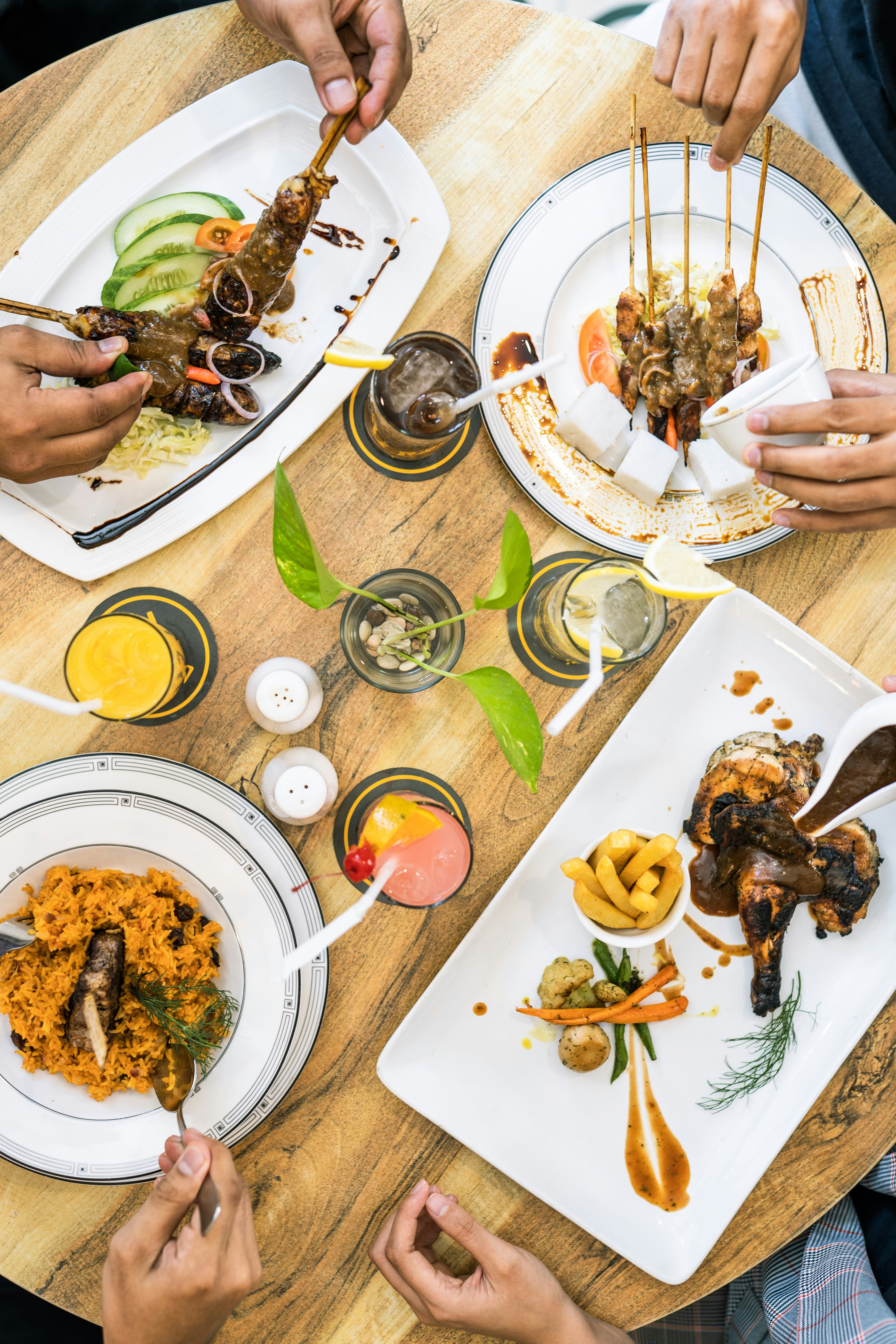 ステンレスのフォークとナイフを持つ人の写真 Unsplashで見つけるお食事の無料写真