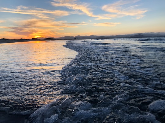 ocean waves crashing on shore during sunset in Itaguaçu Brasil