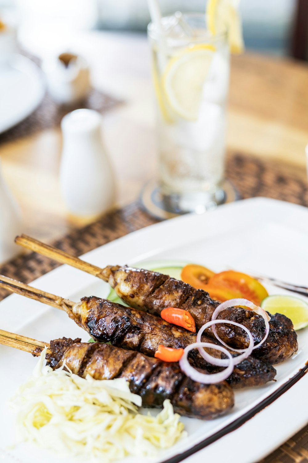 gegrilltes Fleisch mit Sauce auf weißem Keramikteller