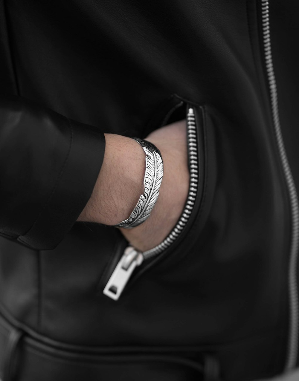 흰색 스포츠 밴드가 있는 실버 알루미늄 케이스 Apple Watch를 착용하고 있는 사람