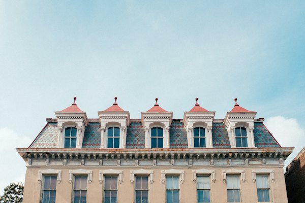 Beige concrete building under white sky during daytime — Charleston, United States