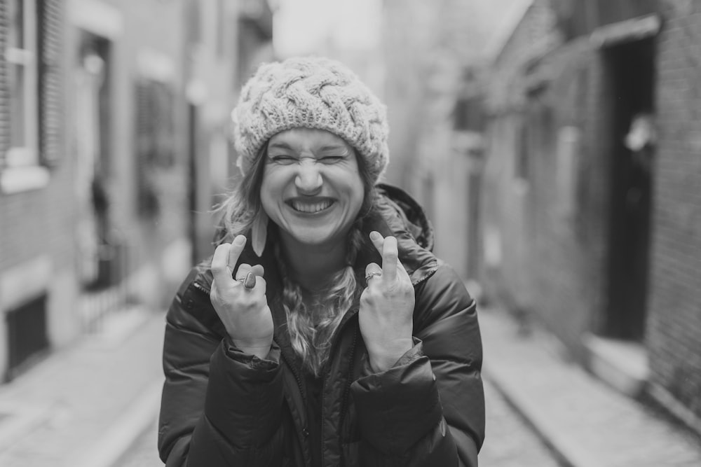 mulher na jaqueta de couro preta sorrindo