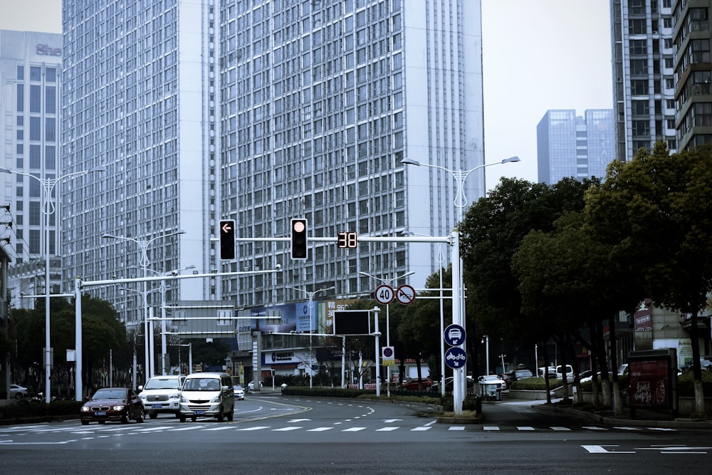 Coches en la carretera cerca de edificios de gran altura durante el día