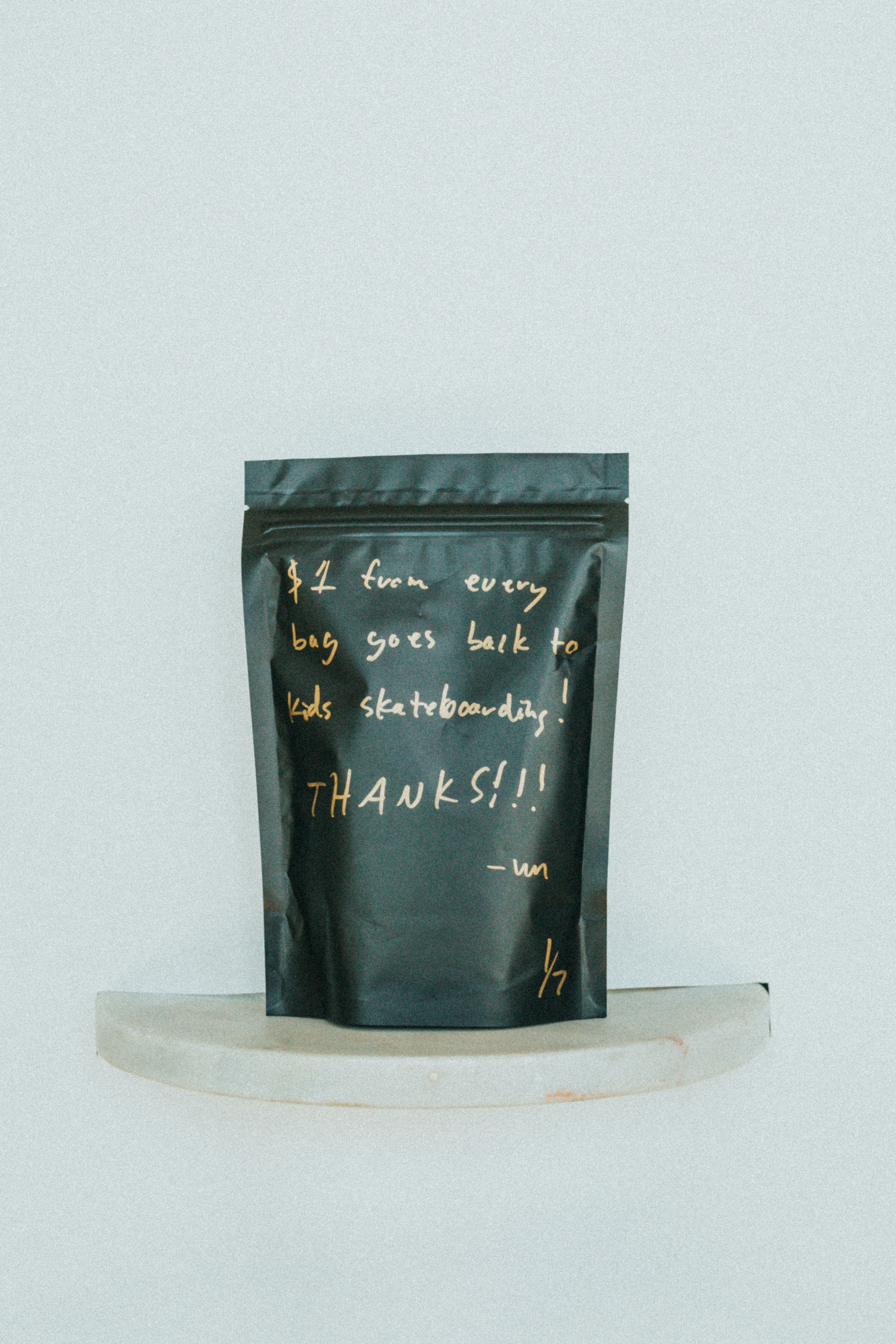 photo-1581314270160-a622893fa468?ixid=M3wxMjA3fDB8MXxzZWFyY2h8MTh8fGNvZmZlZSUyMGdpZnRzJTIwZm9yJTIwY29mZmVlJTIwbG92ZXJzfGVufDB8fHx8MTc2NDg3Mzg5MXww\u0026ixlib=rb-4.1.0