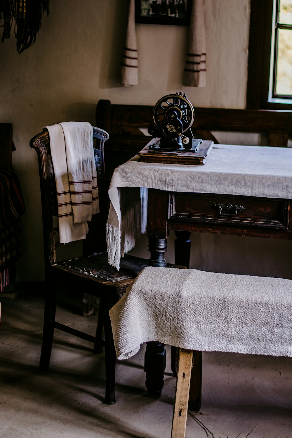 Máquina de coser en blanco y negro sobre mesa de madera marrón