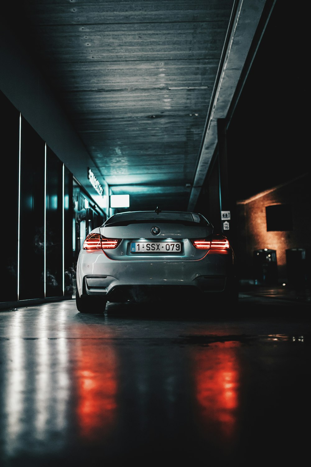 Mercedes Benz Classe C argentée garée dans un tunnel