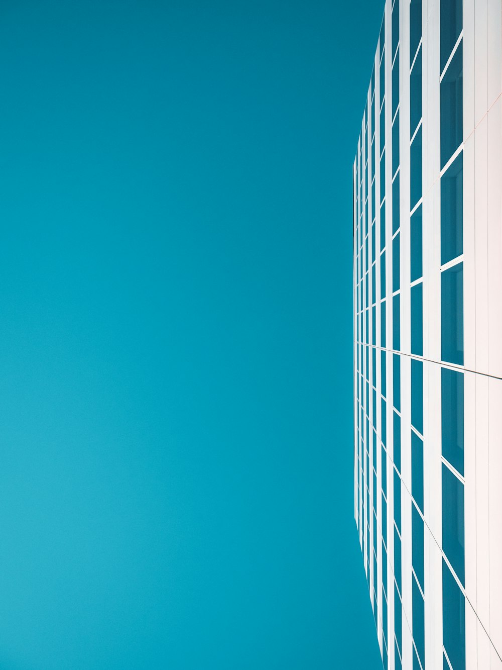 Bâtiment en béton blanc et bleu