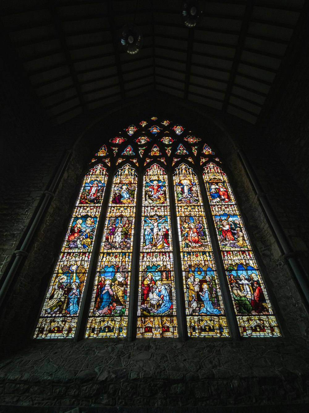 Ventana de vidrio con marco de madera marrón