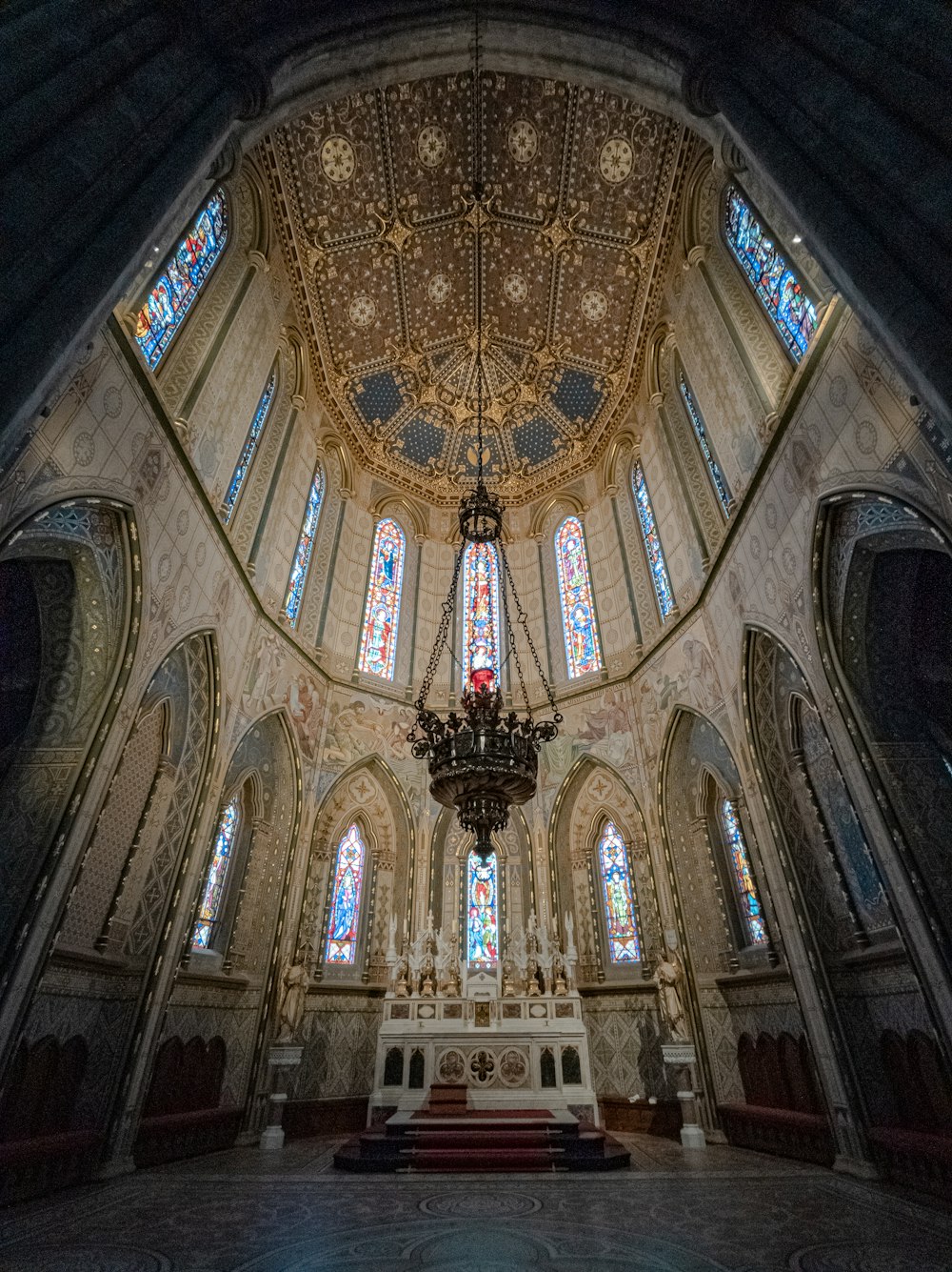 茶色と白の大聖堂の内部