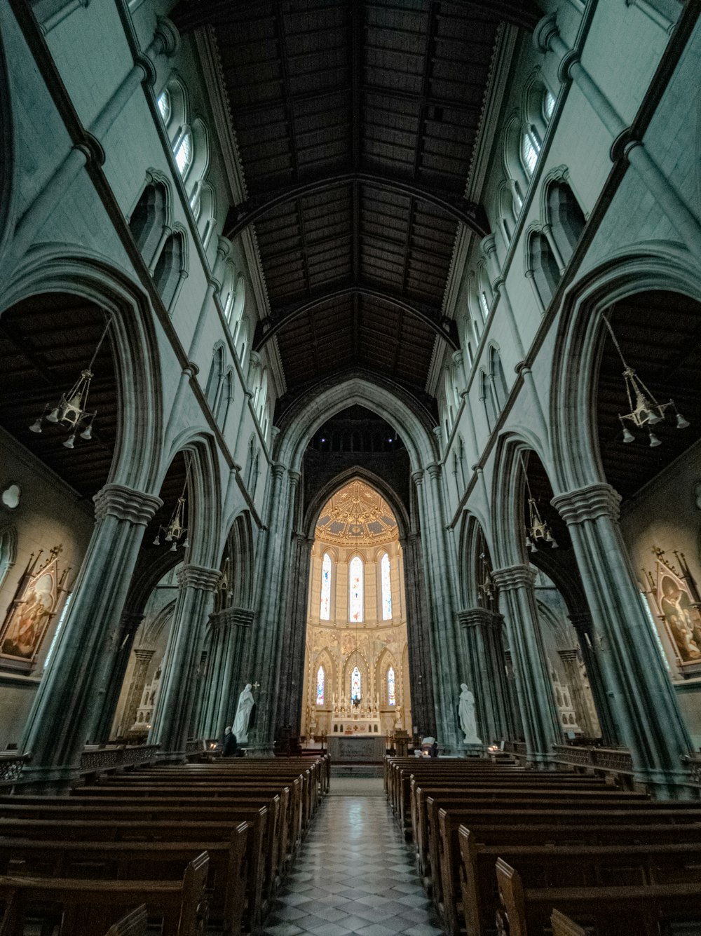 Interno della cattedrale grigio e marrone