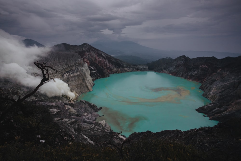 lago in mezzo alle montagne durante il giorno