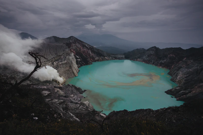 Kawah Ijen dengan danau asam dilihat dari ketinggian