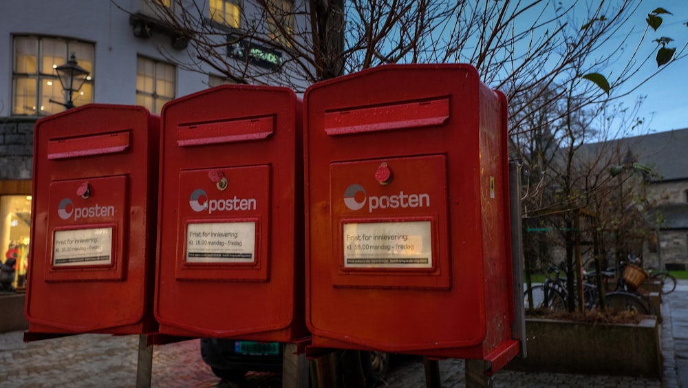 Buzón de correo rojo en la acera durante el día