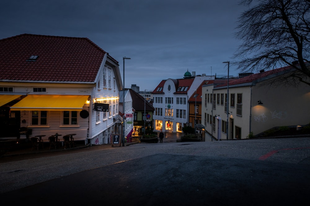 gelb und weiß gestrichene Häuser