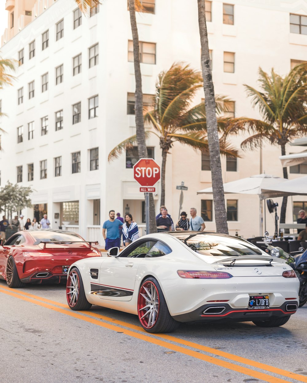 Porsche 911 rojo y blanco aparcado en la calle durante el día