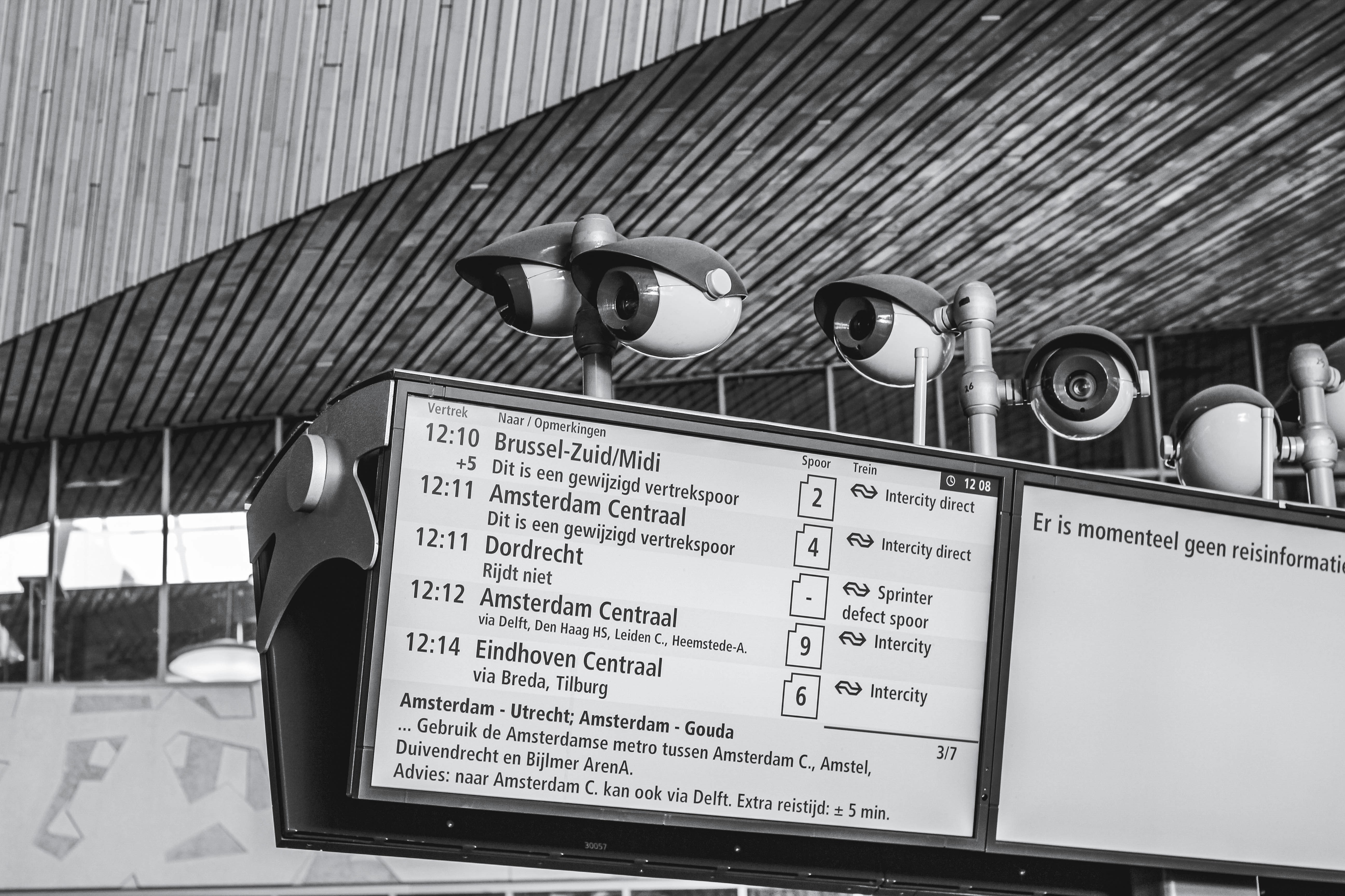 Hollanda'da modern bir ofis ortamında çalışan bir mühendis, kariyer gelişimini ve maaş potansiyelini temsil eden dijital grafikler ve Euro simgeleri.