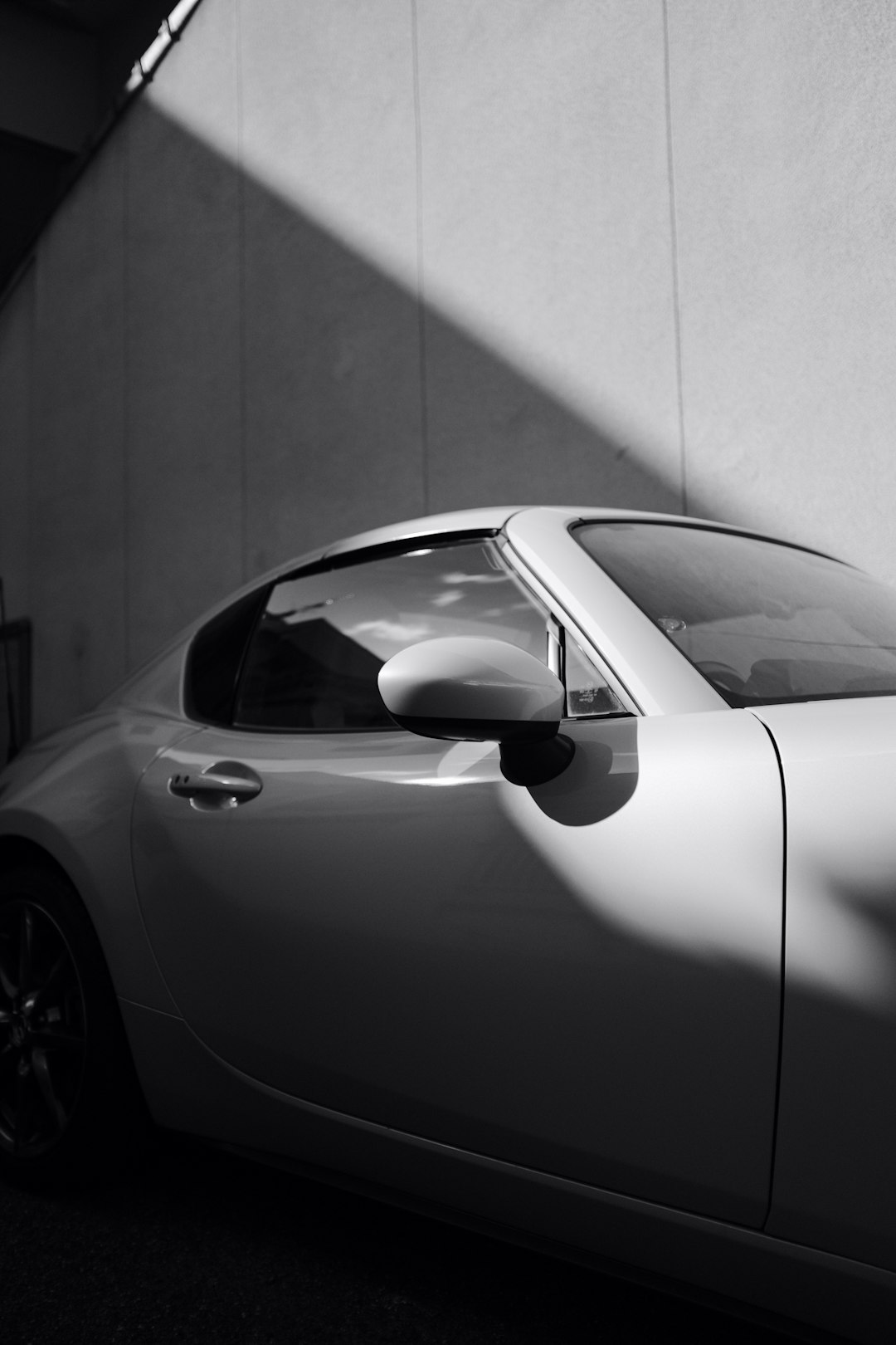 grayscale photo of white porsche 911 coupe