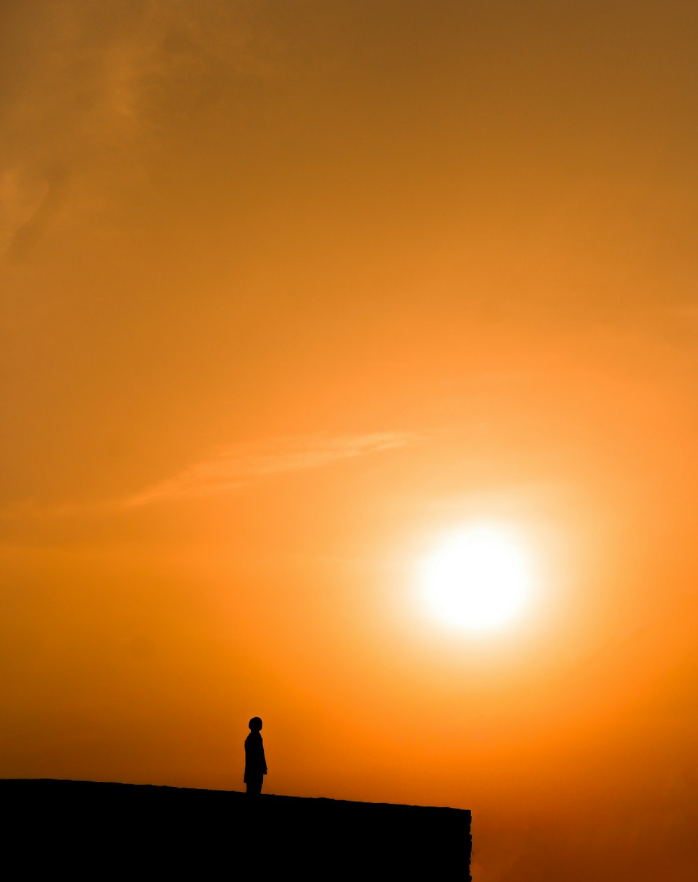 Silhouette eines Mannes, der bei Sonnenuntergang steht