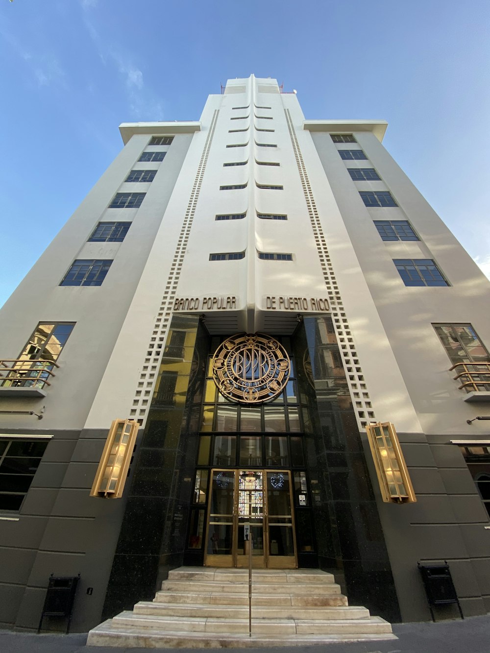 Edificio de hormigón blanco durante el día