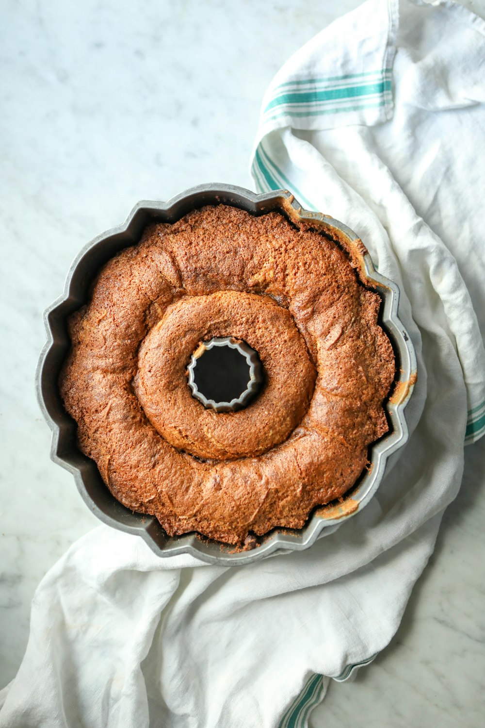 beignet marron sur textile blanc