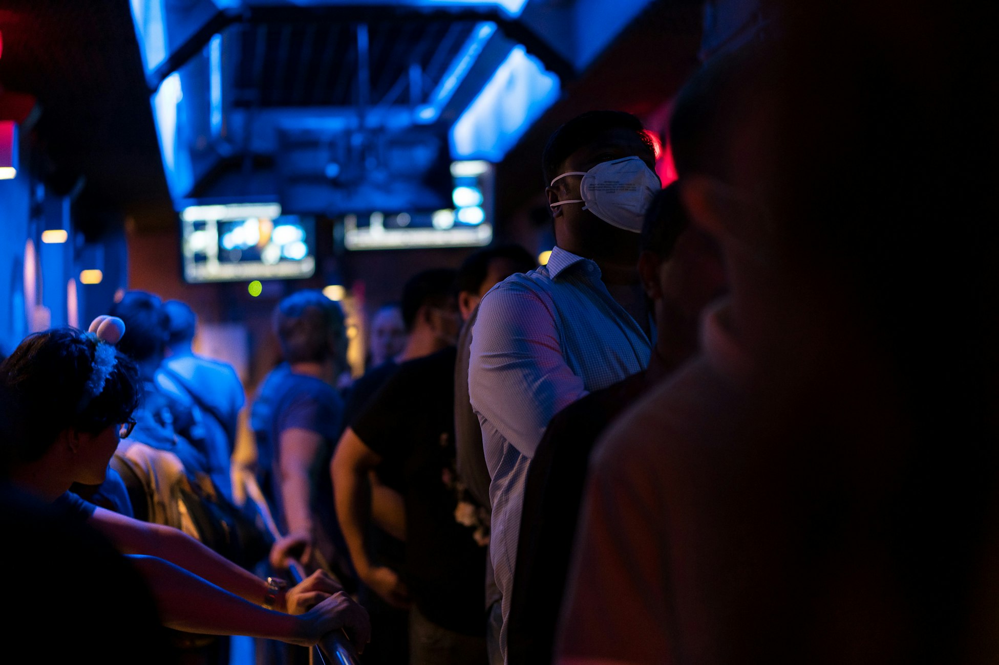 People wearing masks inside Universal Studios in Orlando (Nauris Pūķis via Unsplash)