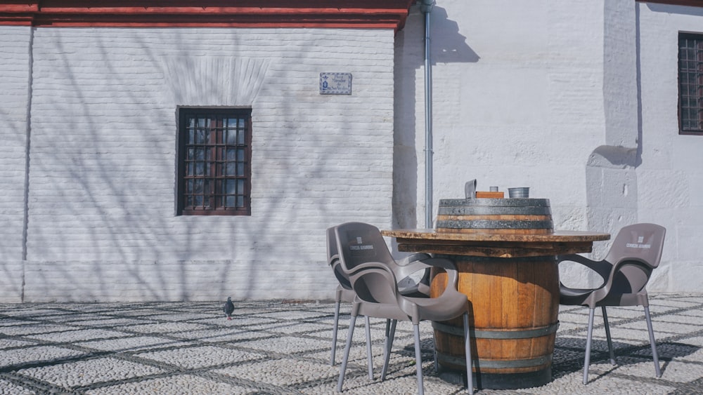 Mesa y sillas de madera marrón