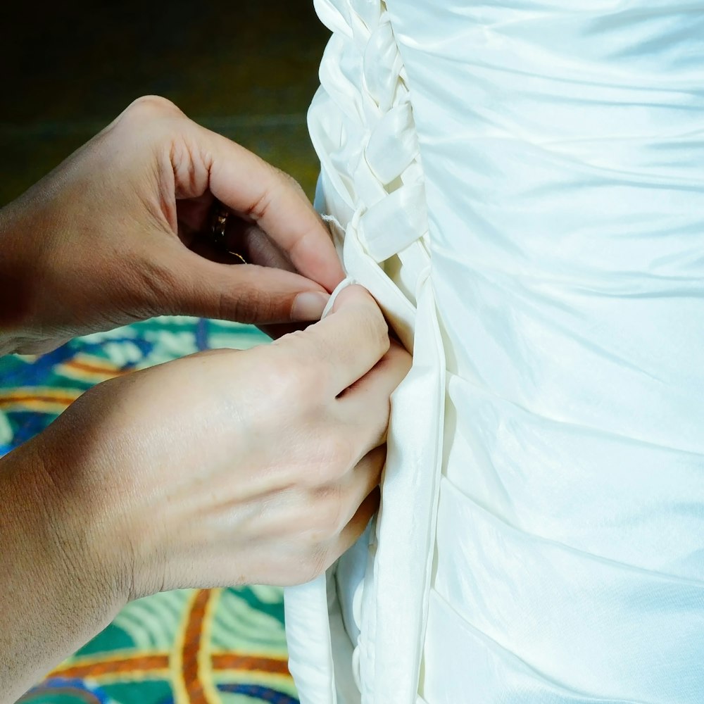 Persona con vestido blanco tomados de la mano