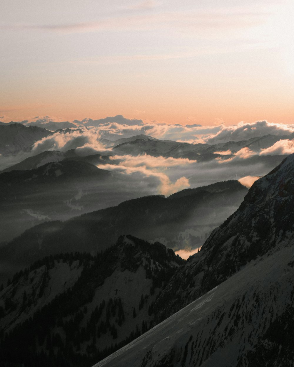 Foto de montañas blancas y negras bajo nubes blancas durante el día –  Imagen gratuita Suiza en Unsplash
