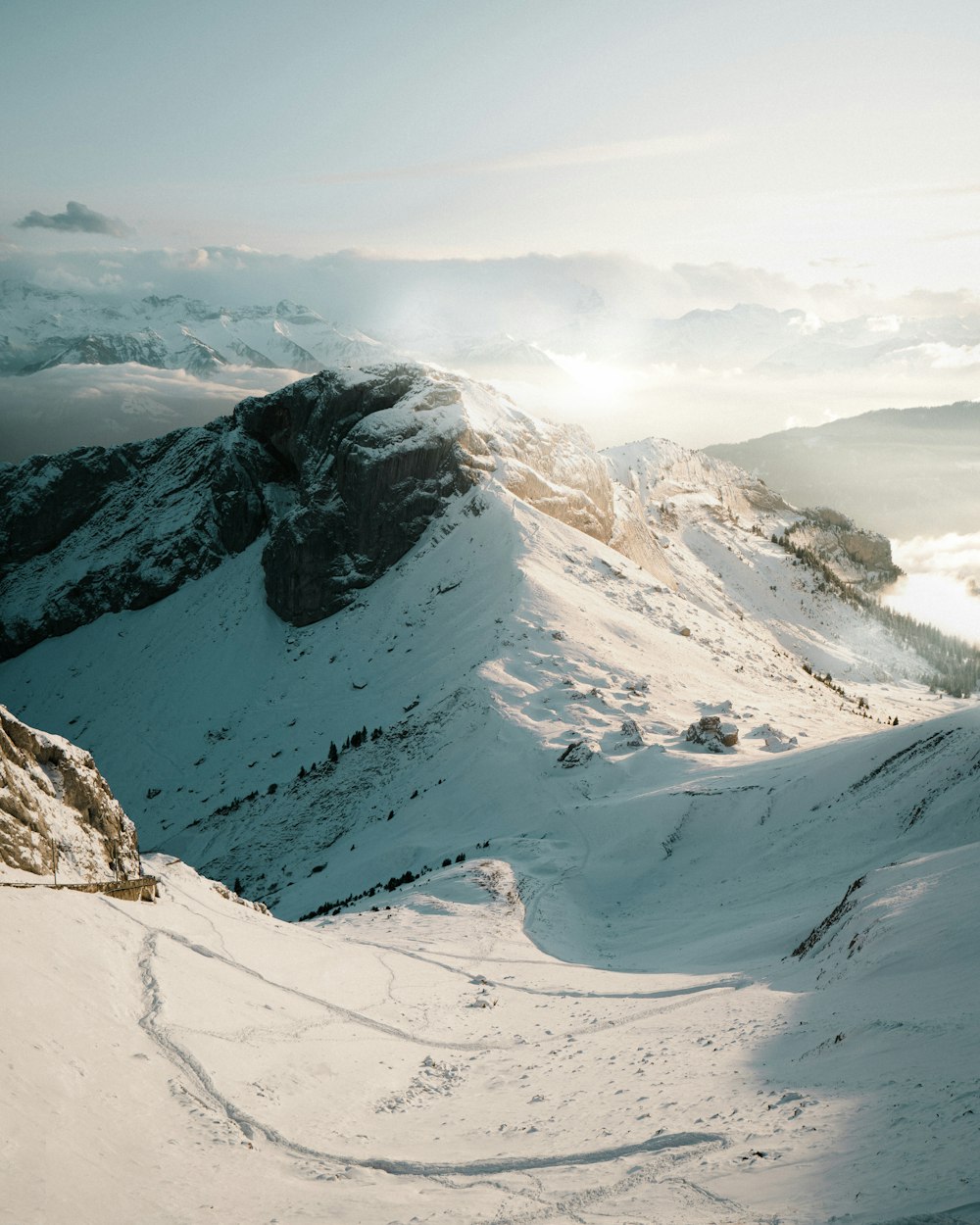 montagna innevata durante il giorno