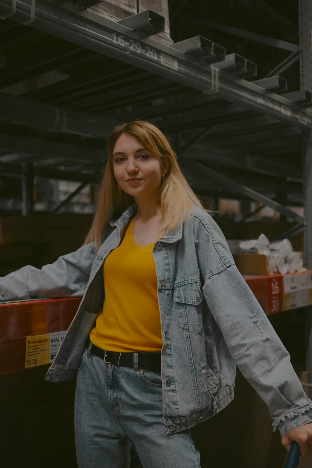 mulher na jaqueta jeans azul sorrindo