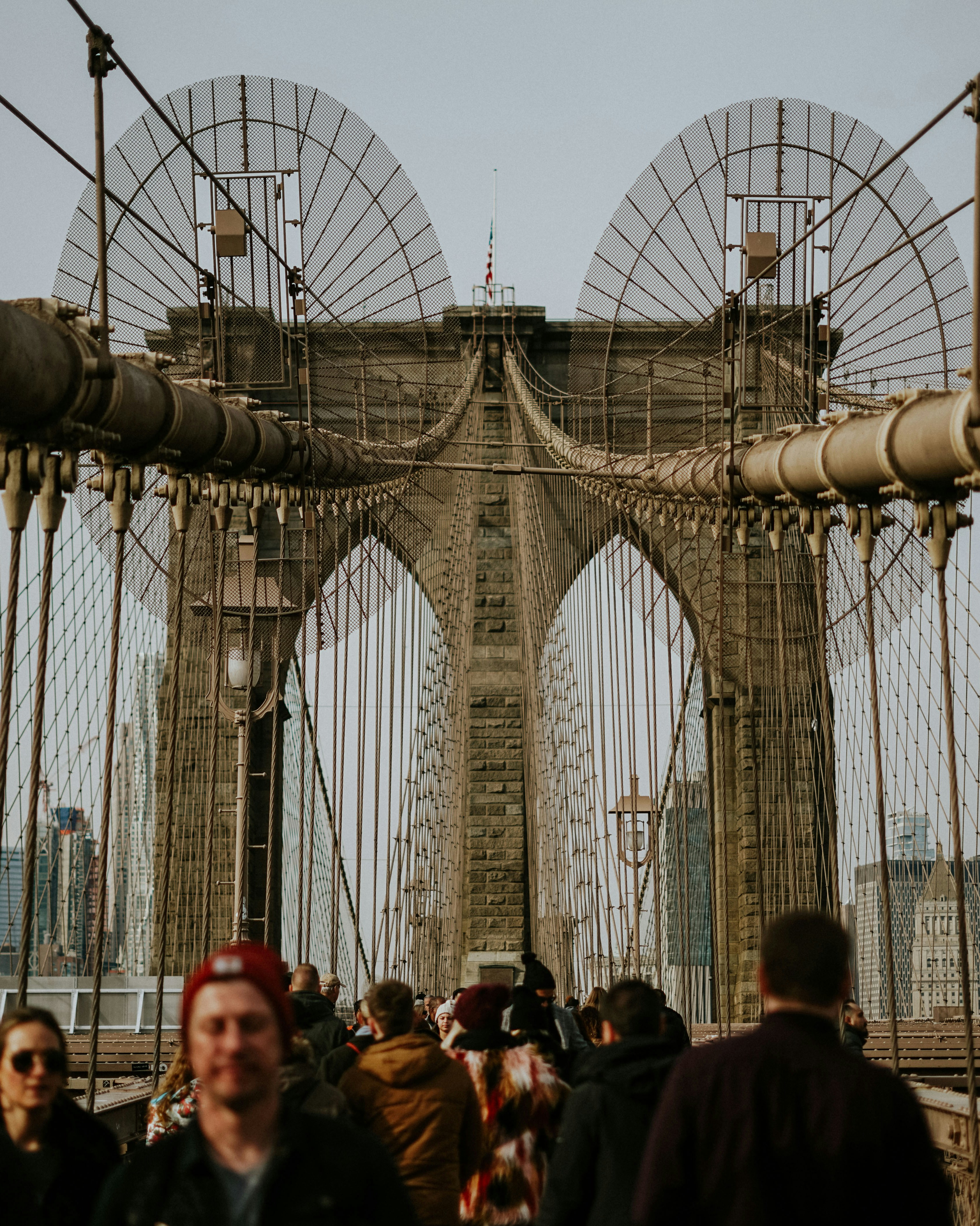 Personas caminando por el puente durante el día