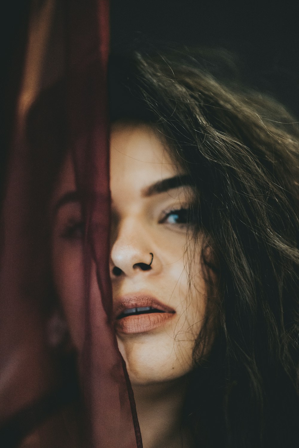 femme avec du rouge à lèvres rouge et des cheveux noirs