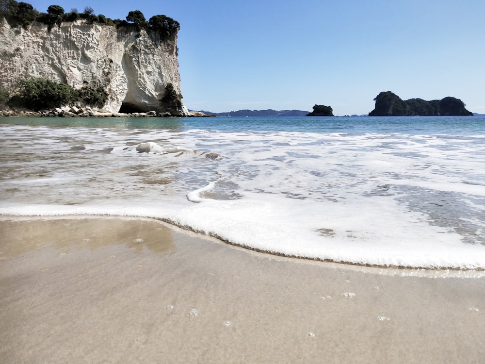 sea waves crashing on shore during daytime