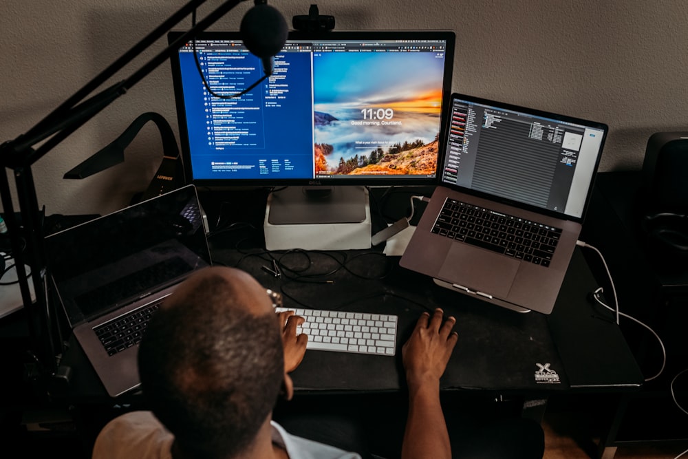 homem na camisa azul usando o computador