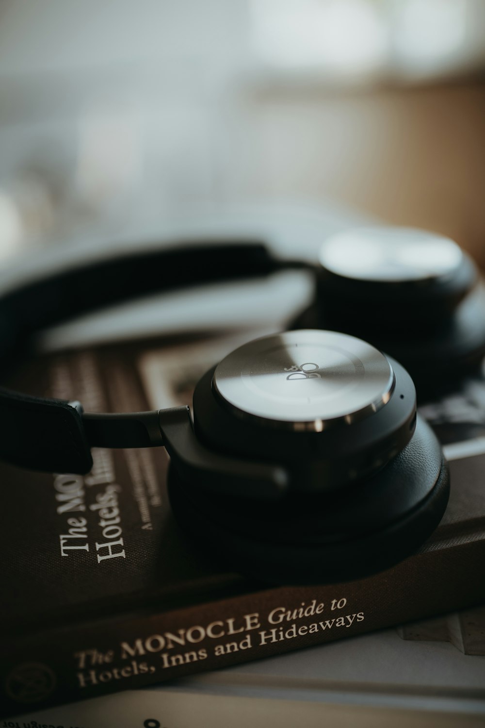 Casque noir et argenté sur textile marron et noir