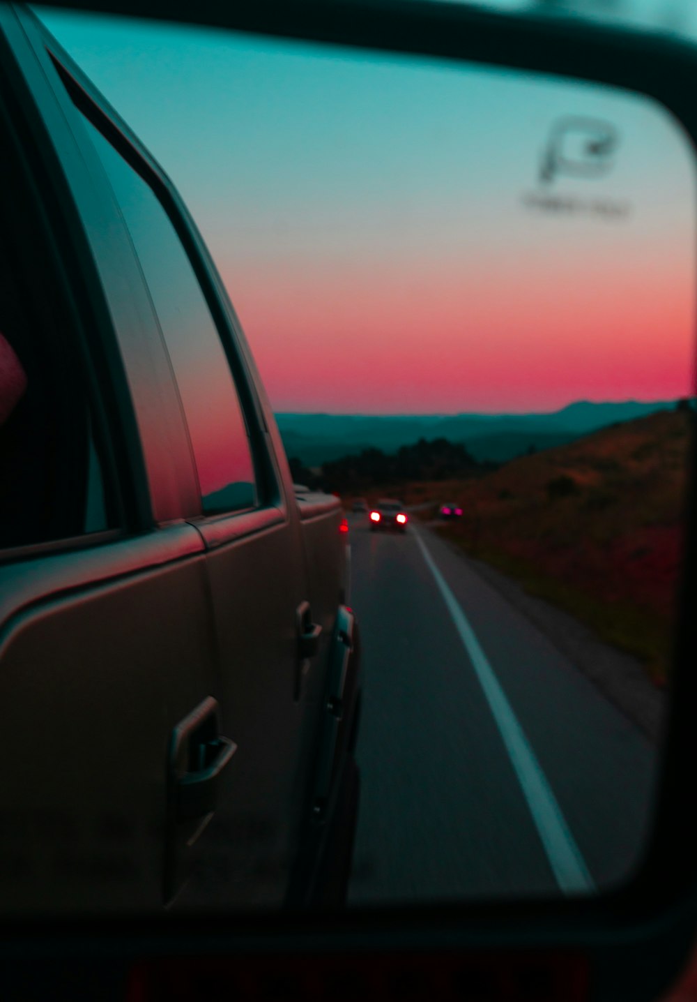 Coche en carretera durante el día